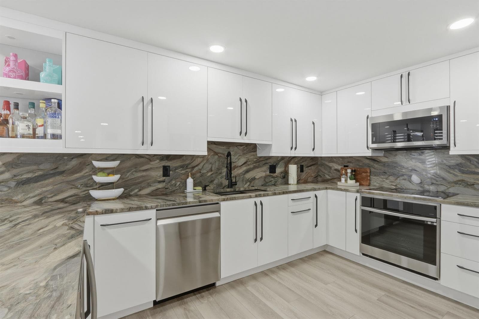 6039 Collins Avenue 609 photo 4