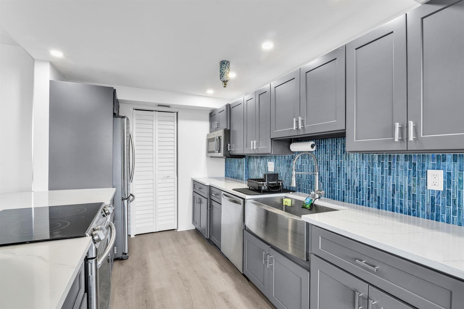 859 Jeffery Street SE 5090 photo 4