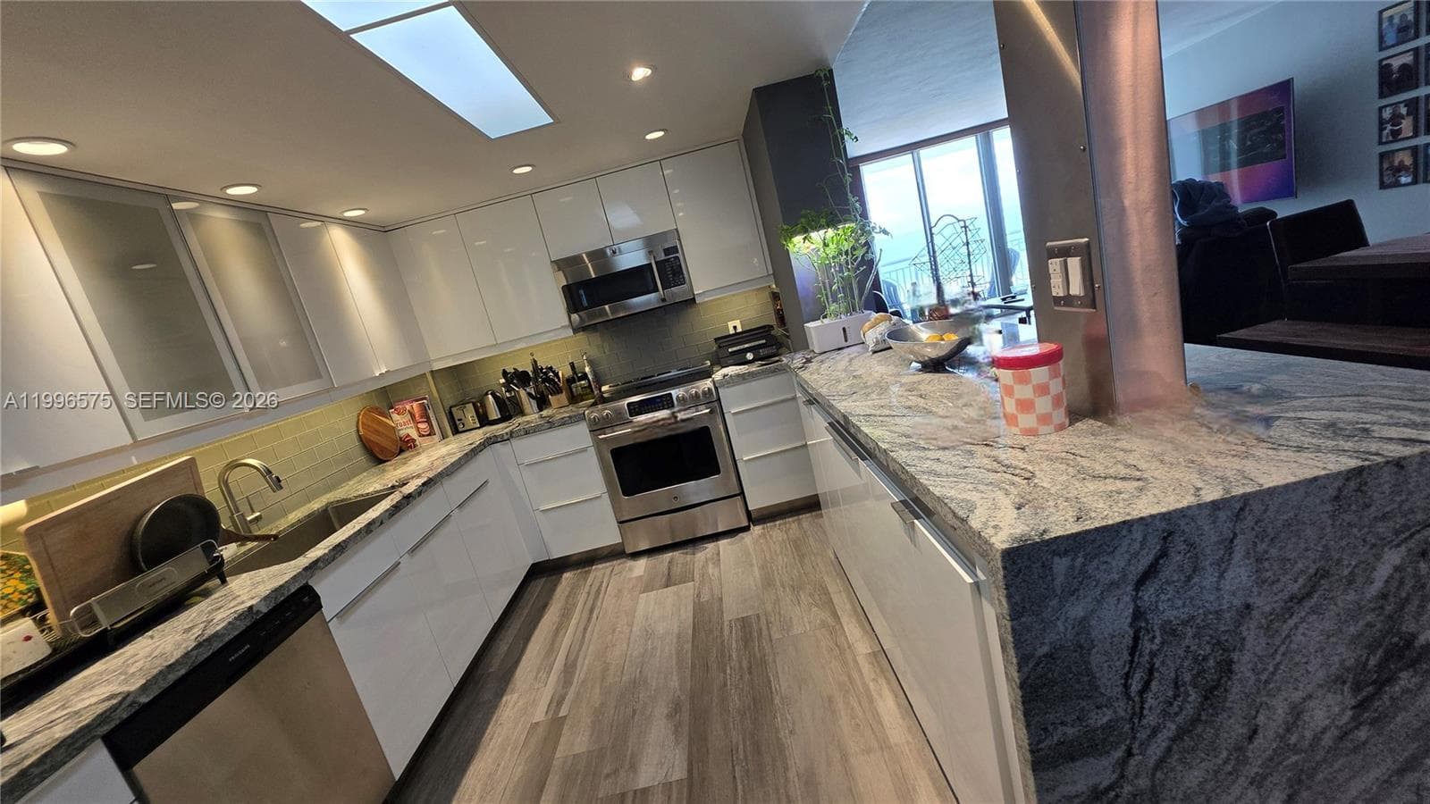 5825 Collins Ave 8J photo 3