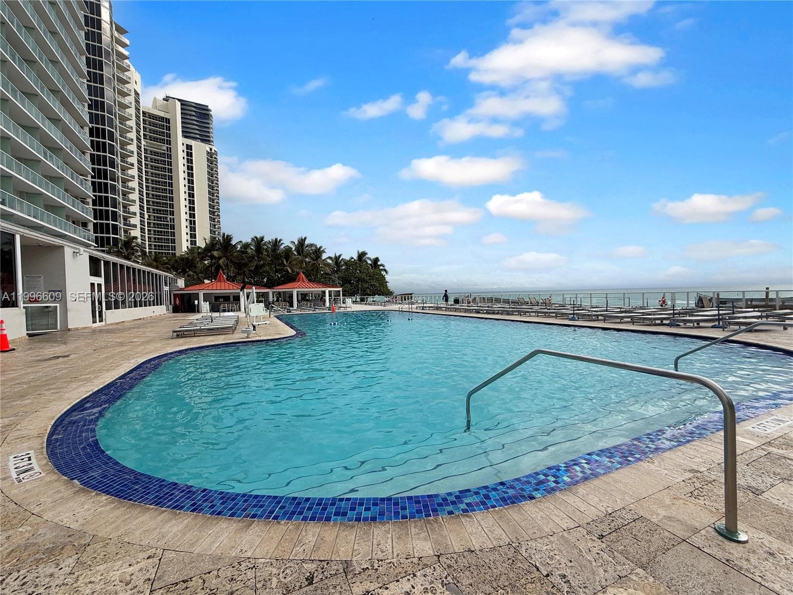 19201 Collins Ave 623 photo 8