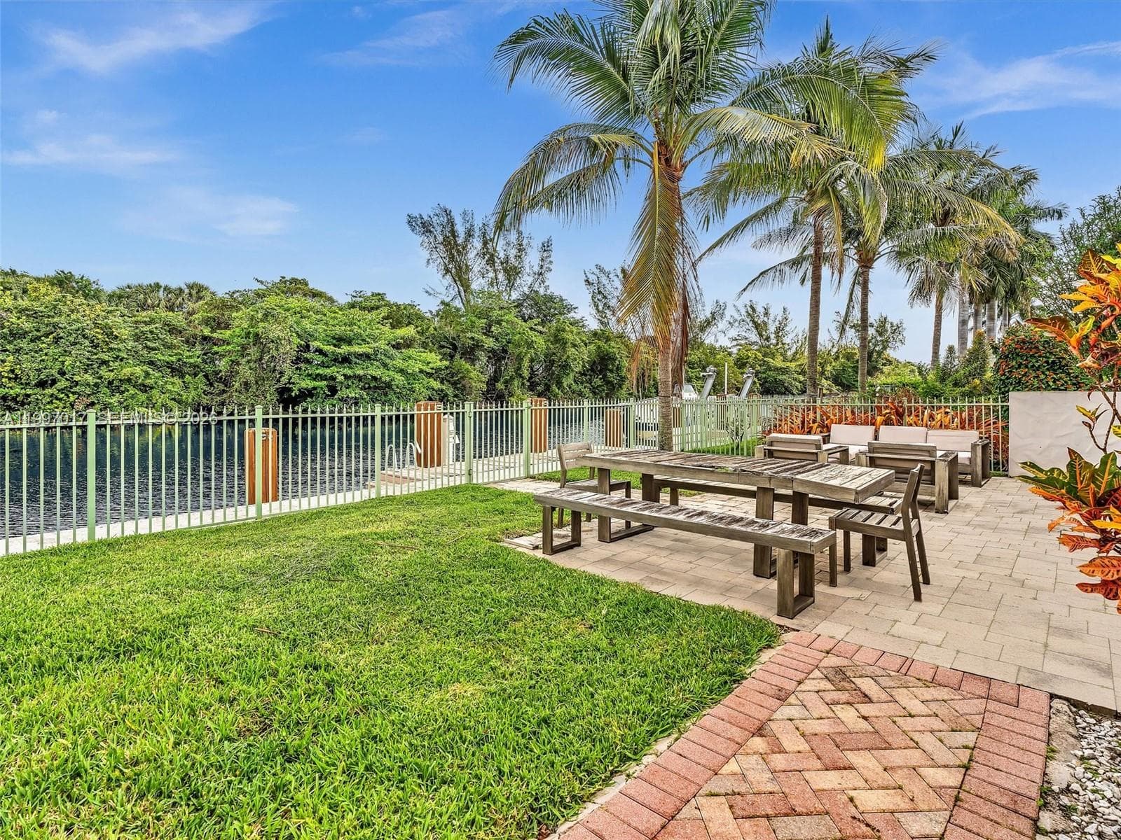 2901 Hidden Harbour St photo 3