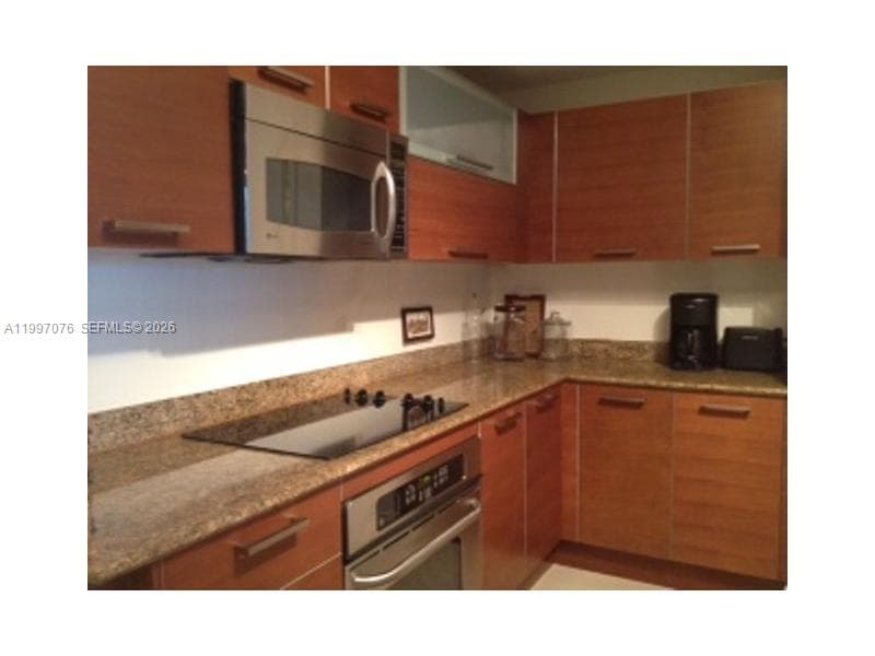 3330 NE 190th St 1615 photo 4