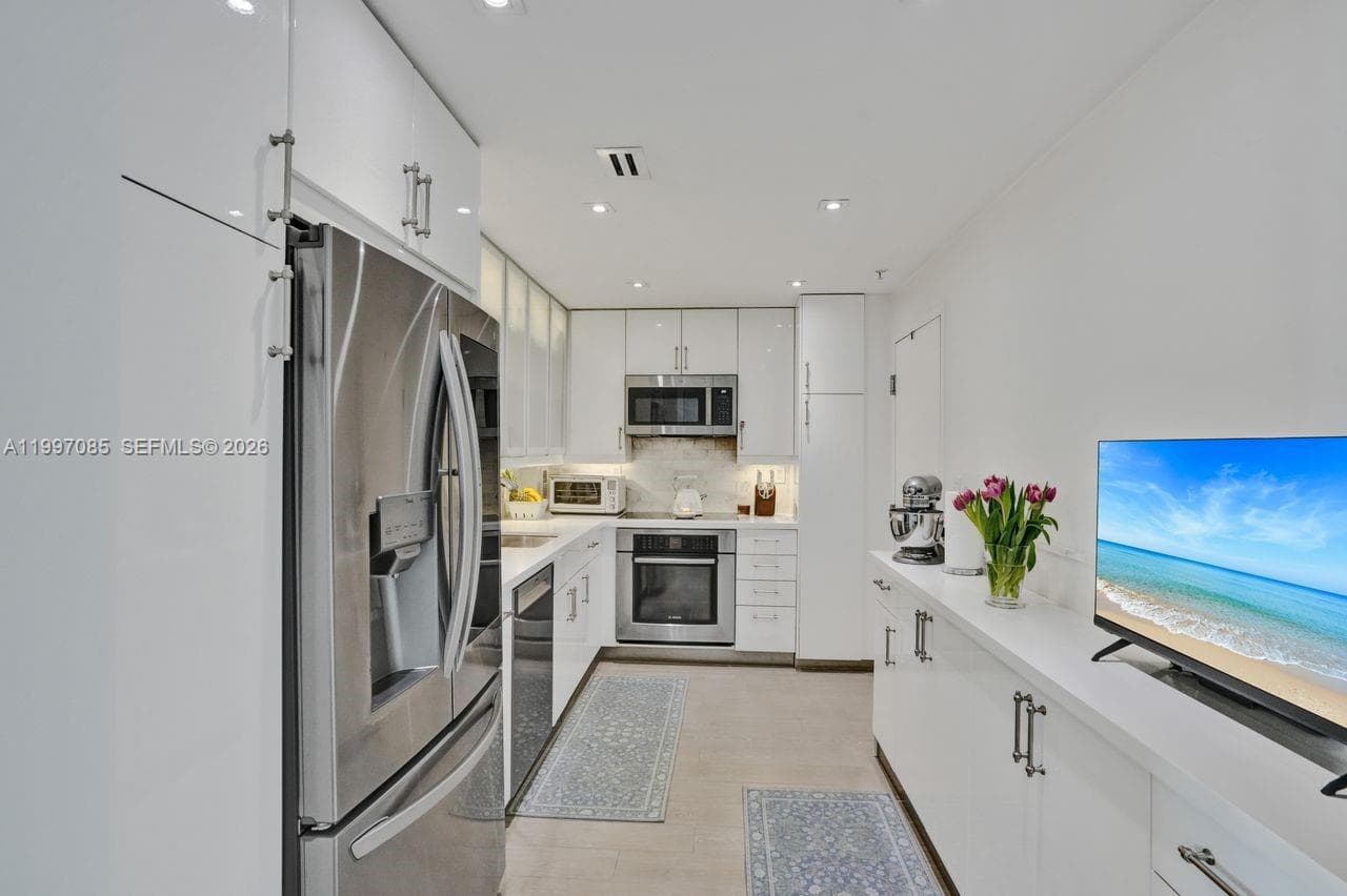 90 Edgewater Dr 625 photo 1