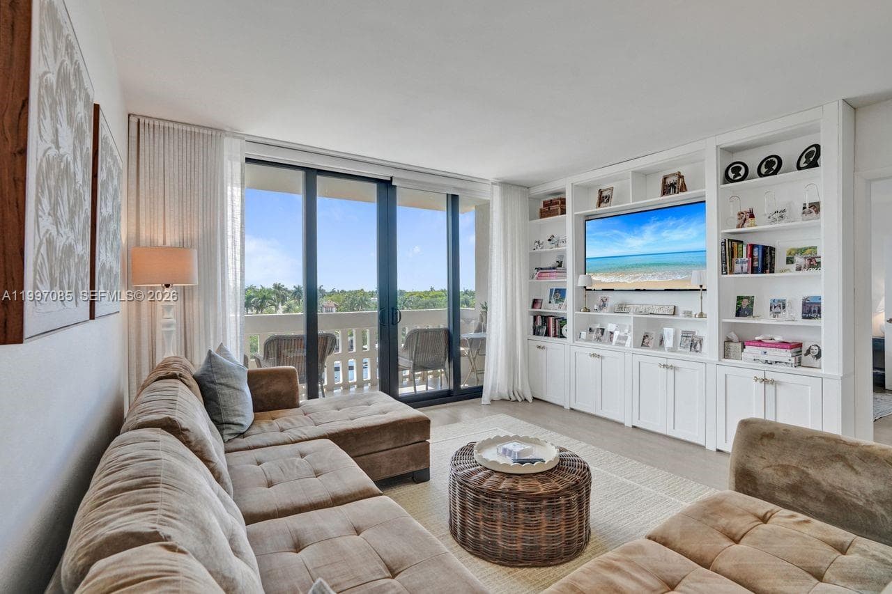 90 Edgewater Dr 625 photo 4