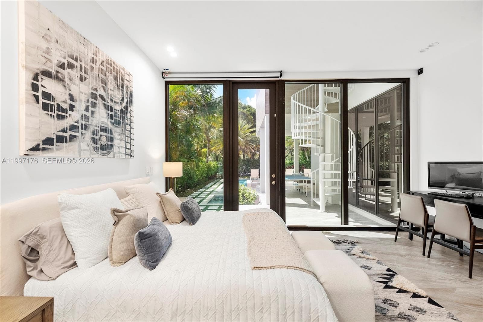 521 Holiday Dr photo 23