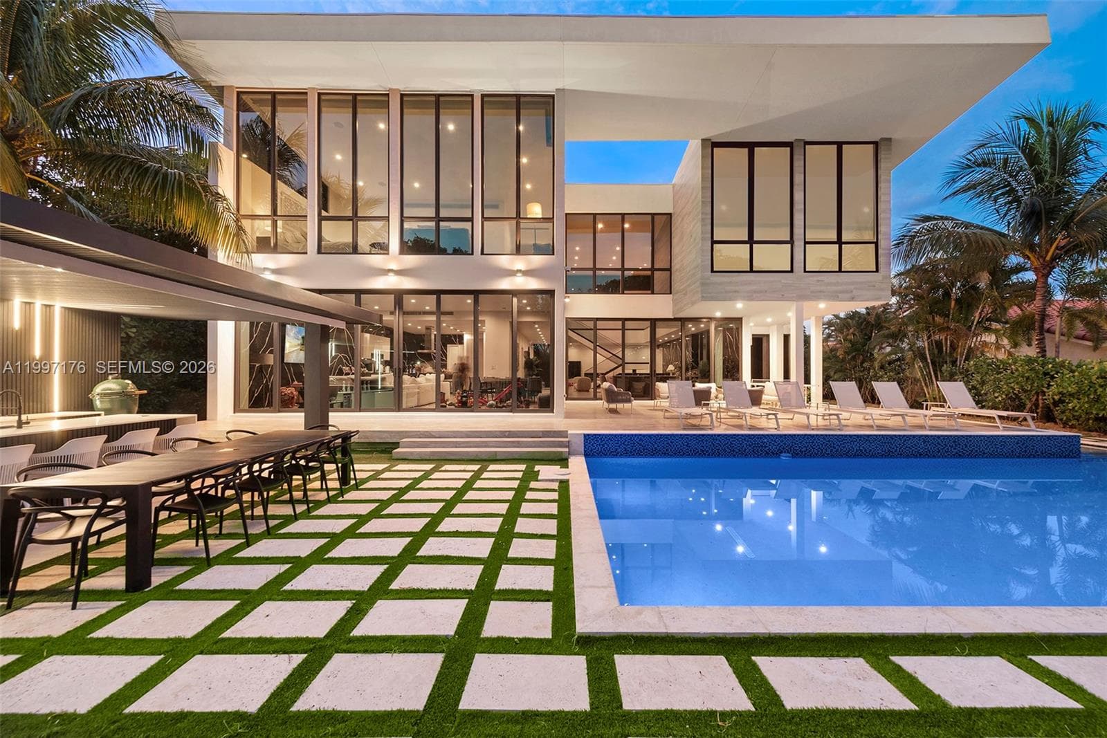 521 Holiday Dr photo 2