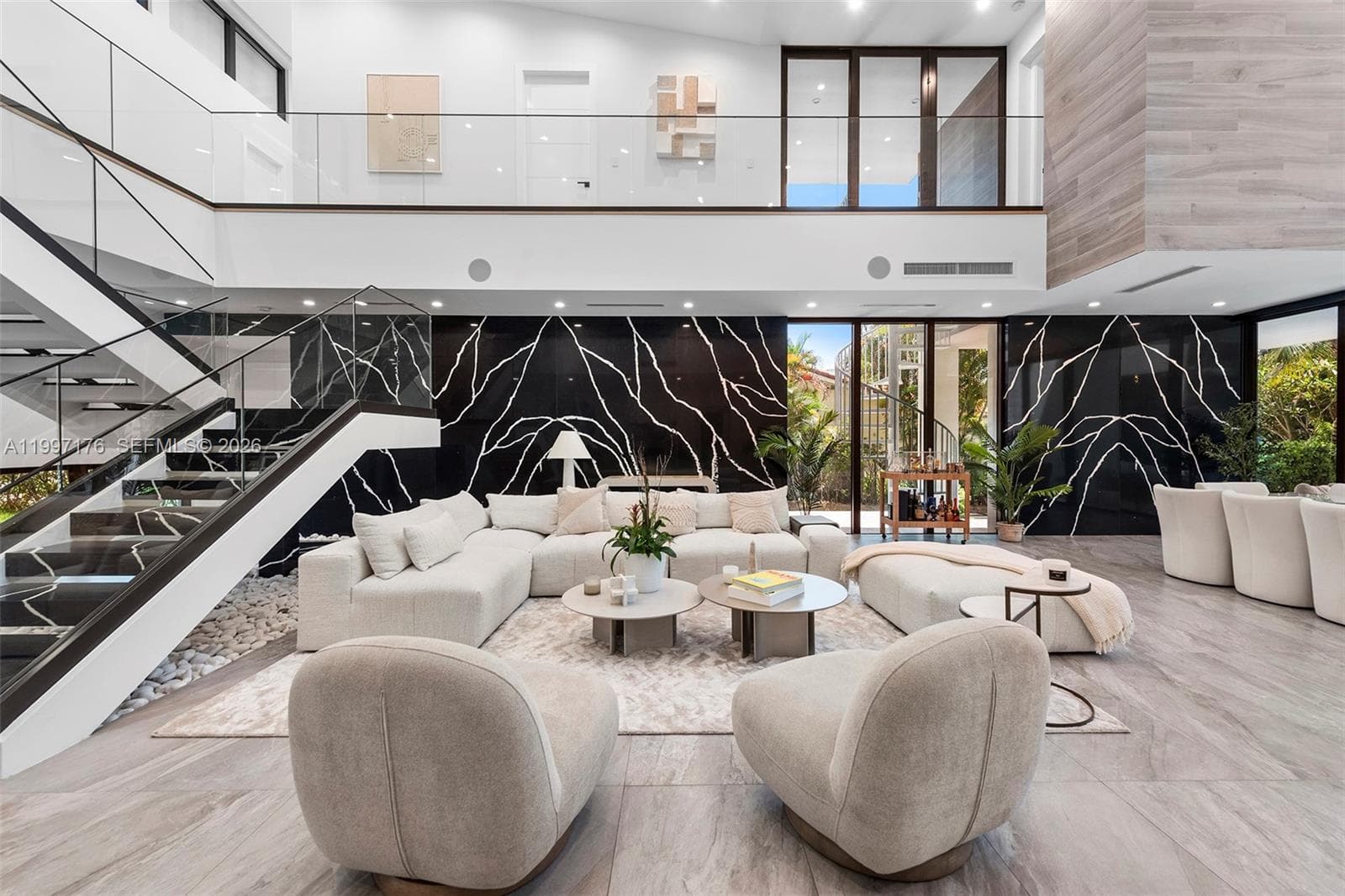 521 Holiday Dr photo 6