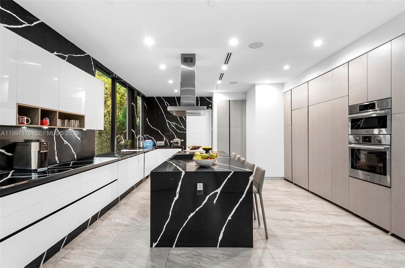 521 Holiday Dr photo 13