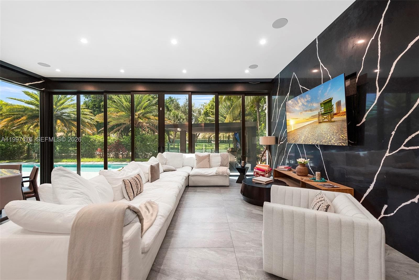 521 Holiday Dr photo 17