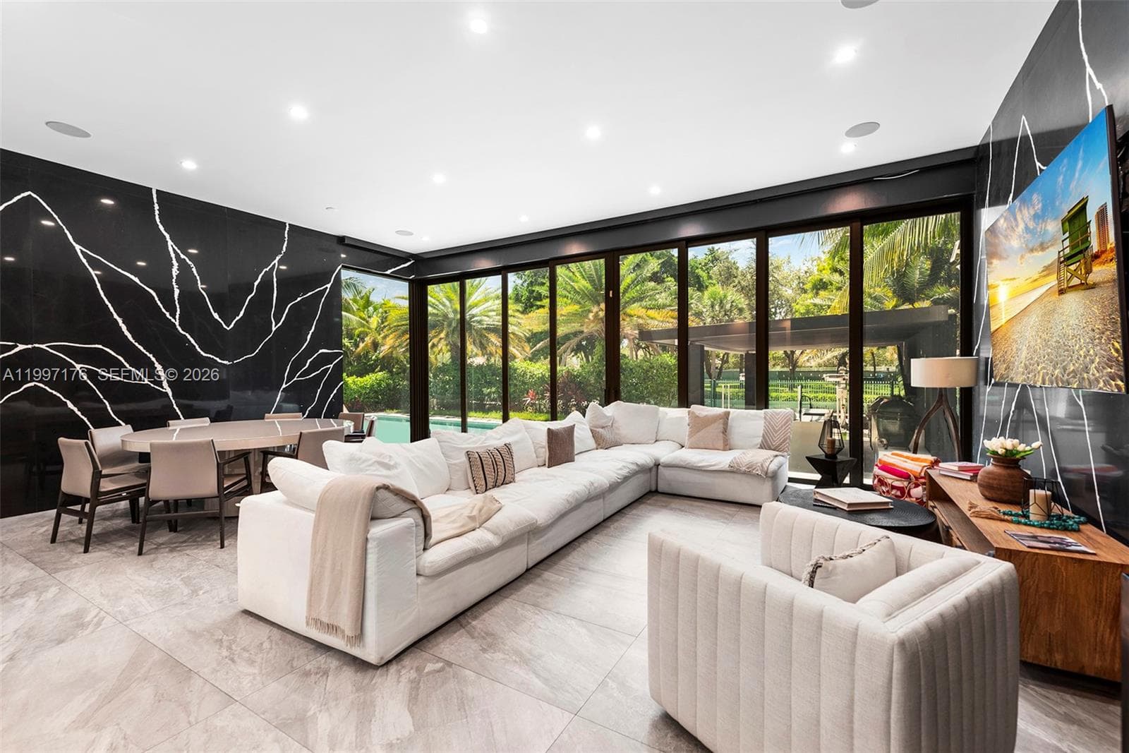 521 Holiday Dr photo 16