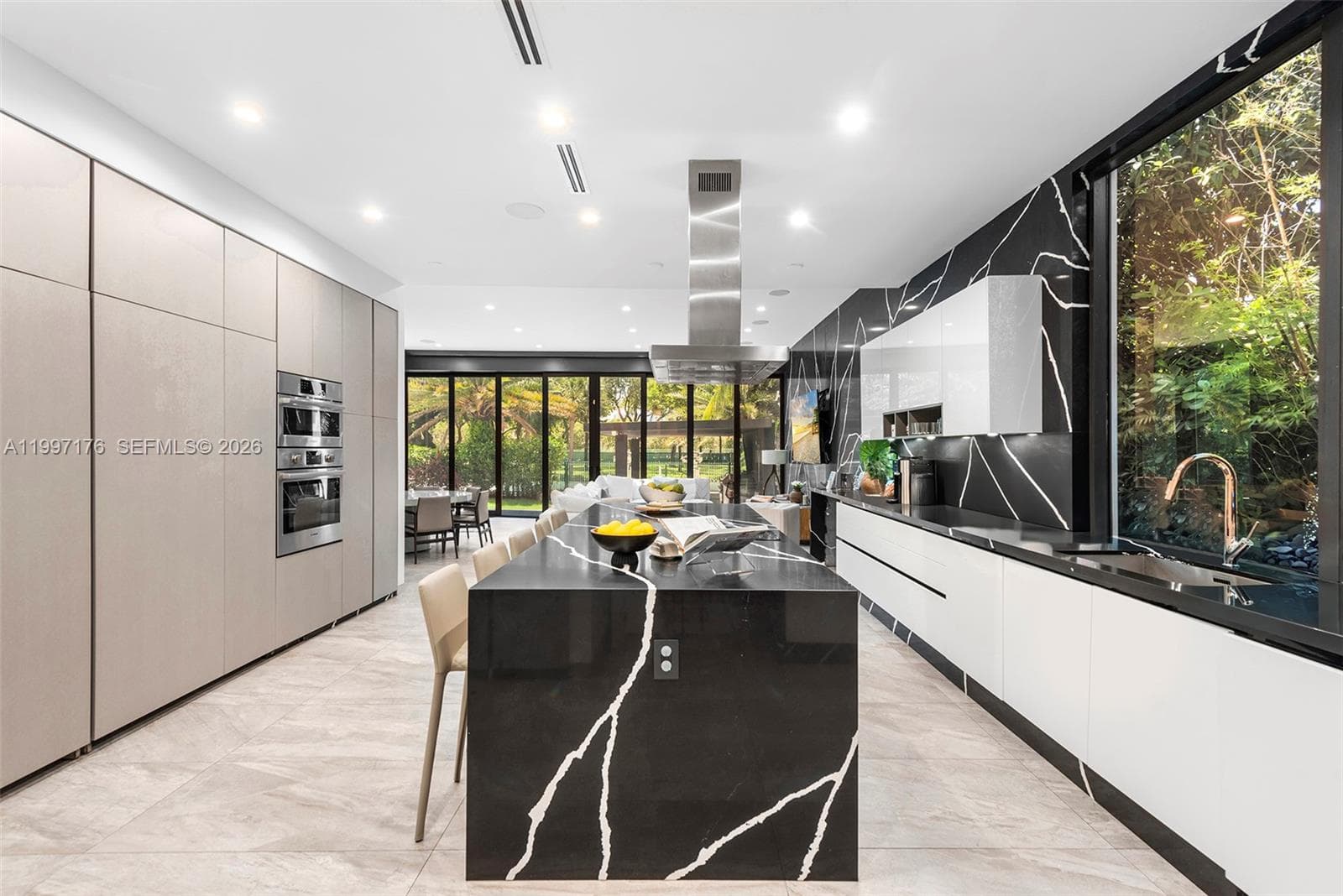 521 Holiday Dr photo 12