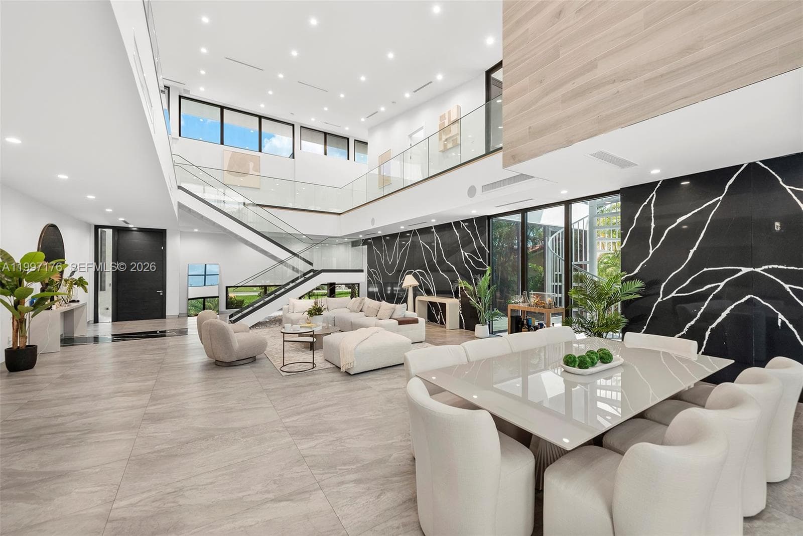 521 Holiday Dr photo 7