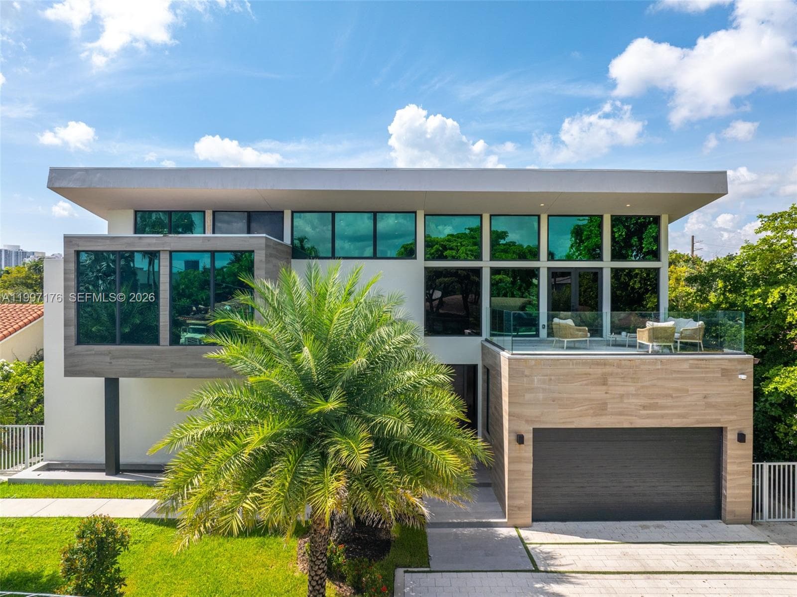 521 Holiday Dr photo 3