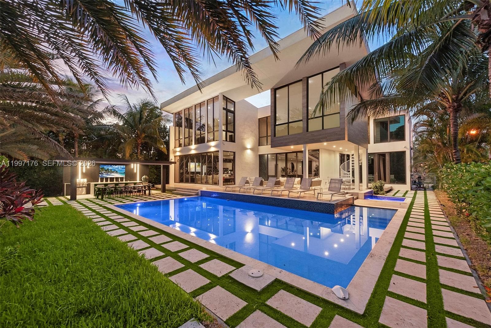 521 Holiday Dr photo 1