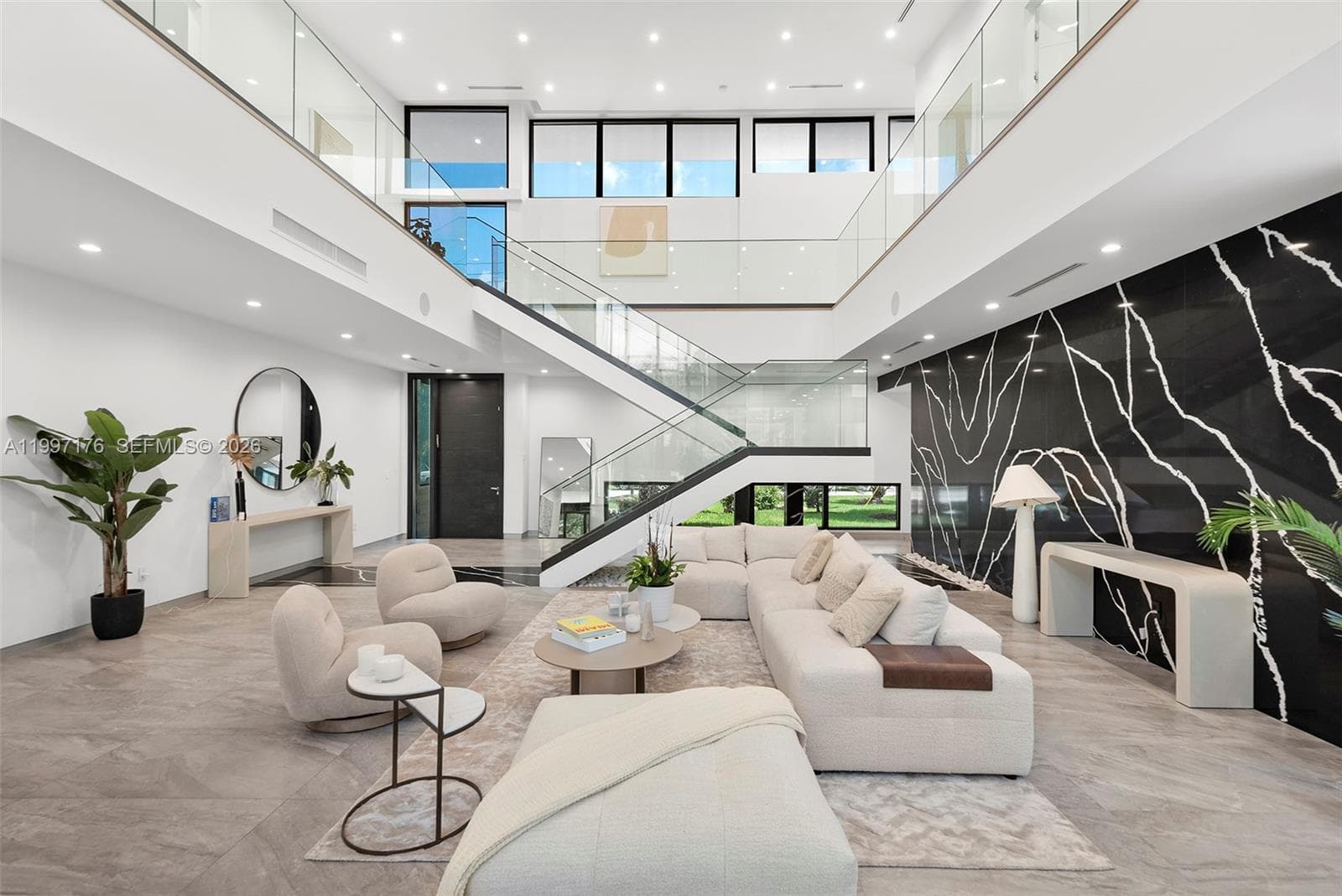 521 Holiday Dr photo 5