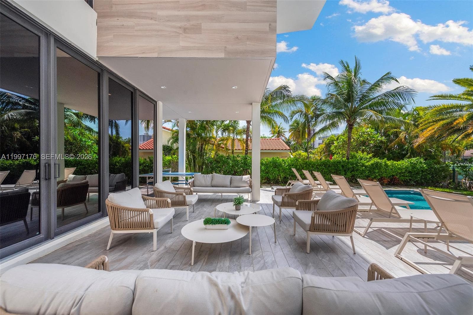 521 Holiday Dr photo 20