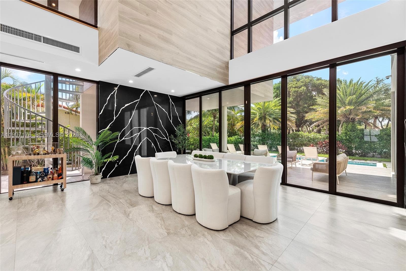 521 Holiday Dr photo 9