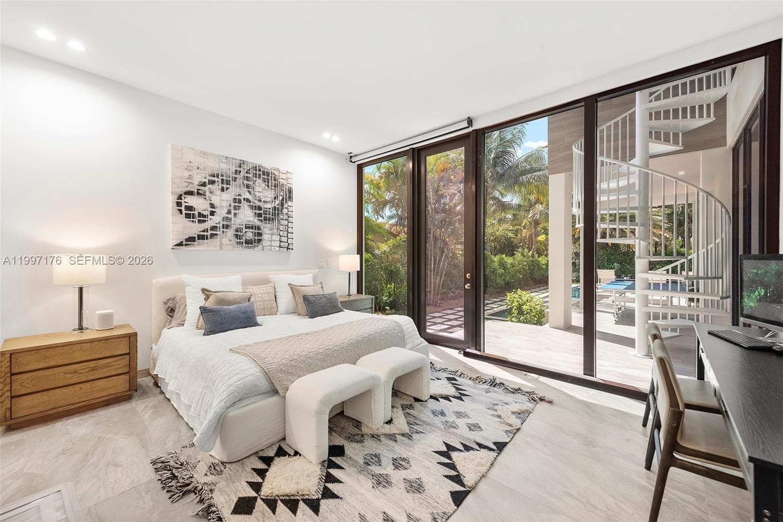 521 Holiday Dr photo 24