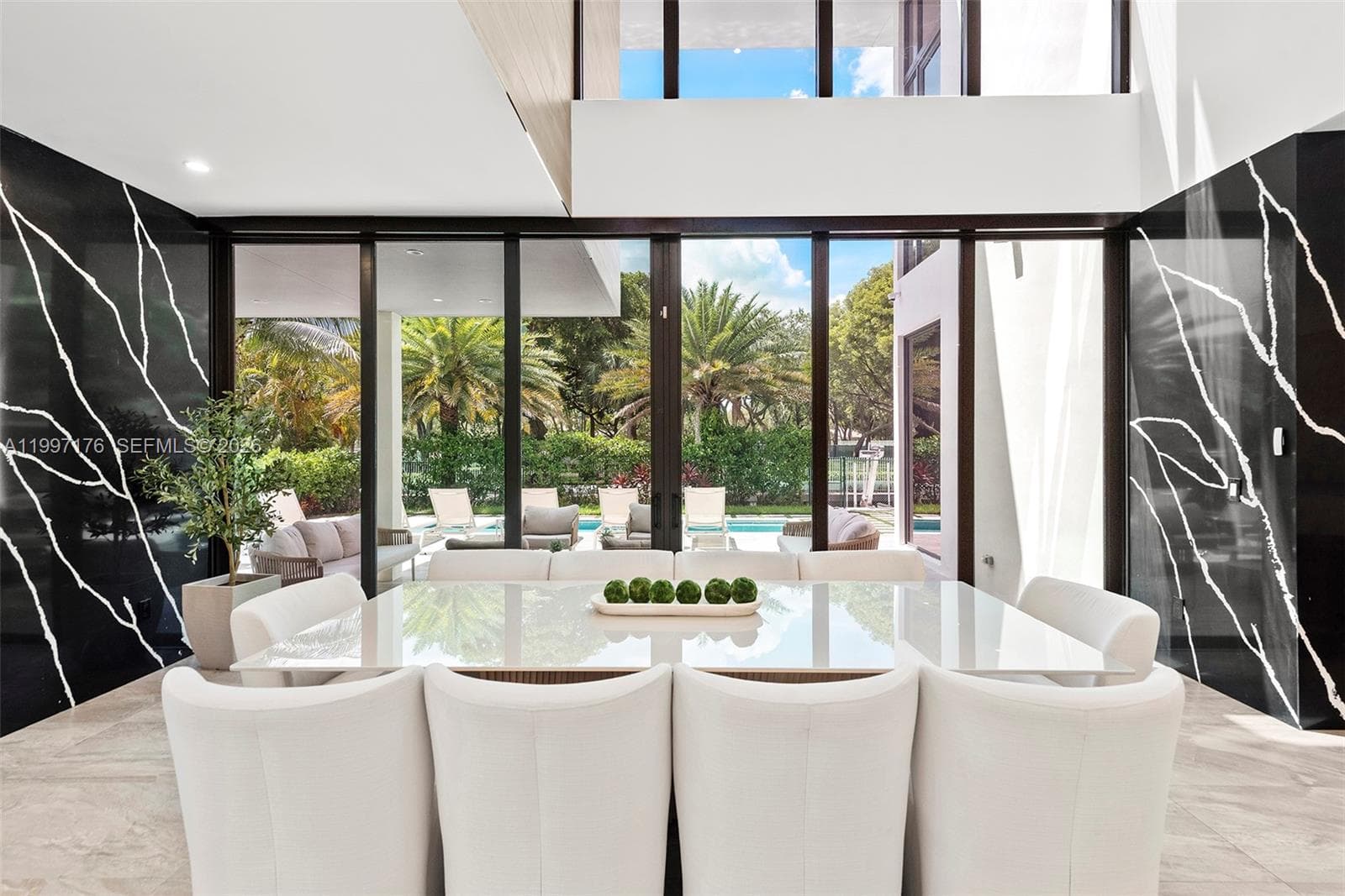 521 Holiday Dr photo 10