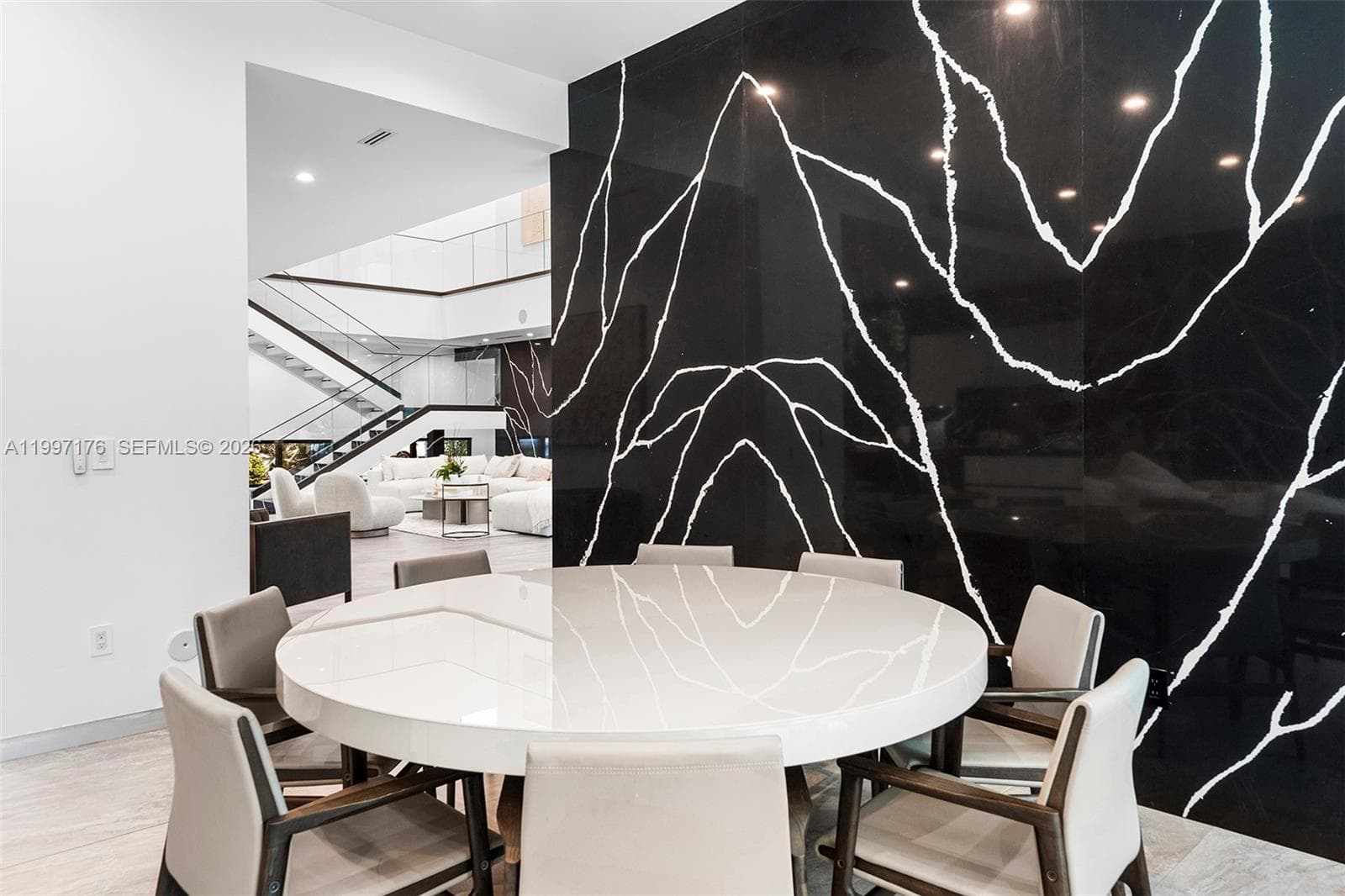 521 Holiday Dr photo 14