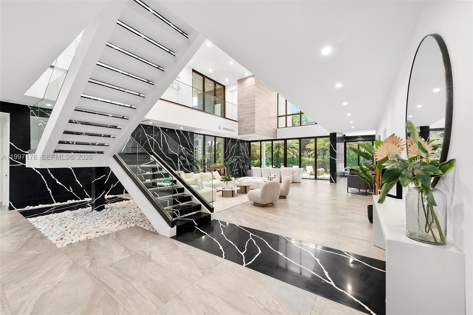 521 Holiday Dr photo 11