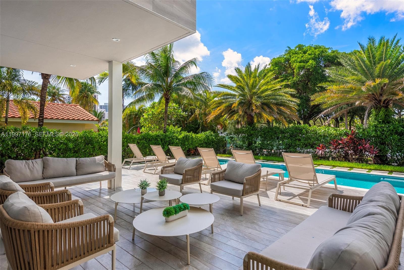 521 Holiday Dr photo 19