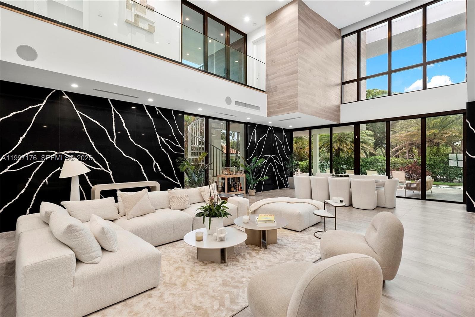 521 Holiday Dr photo 4