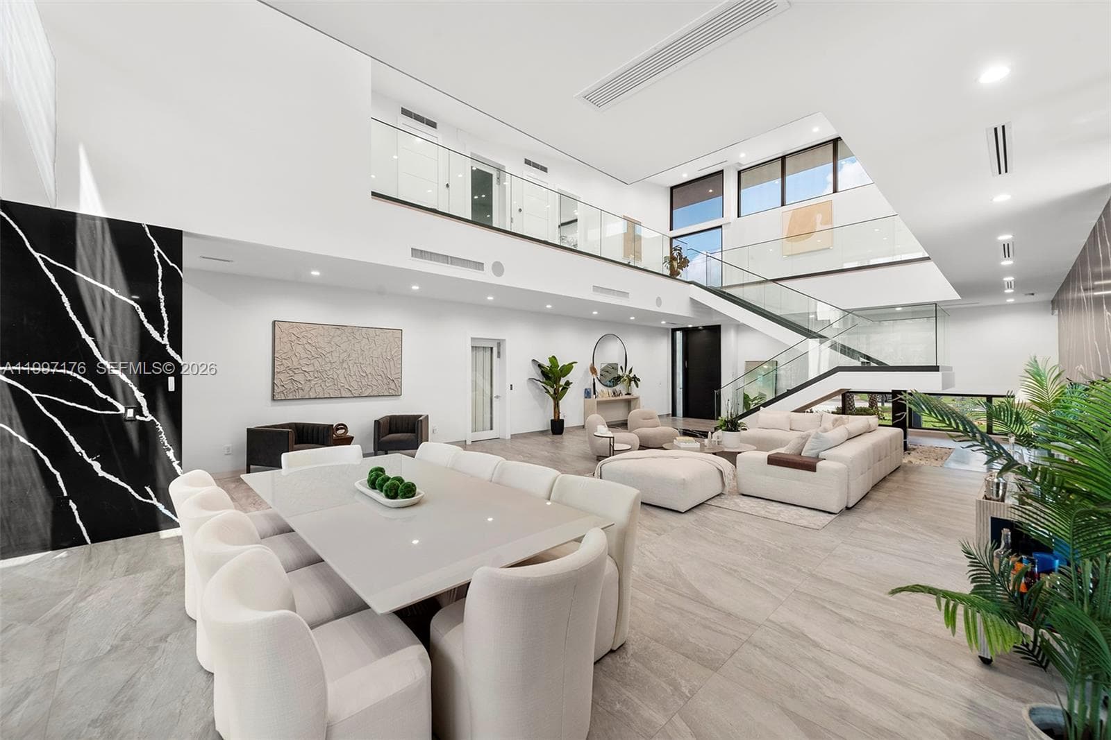 521 Holiday Dr photo 8