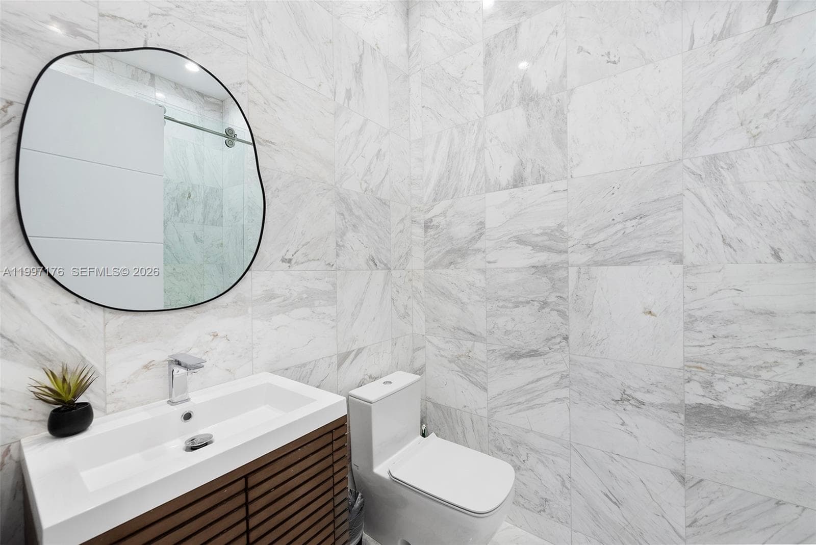 521 Holiday Dr photo 25