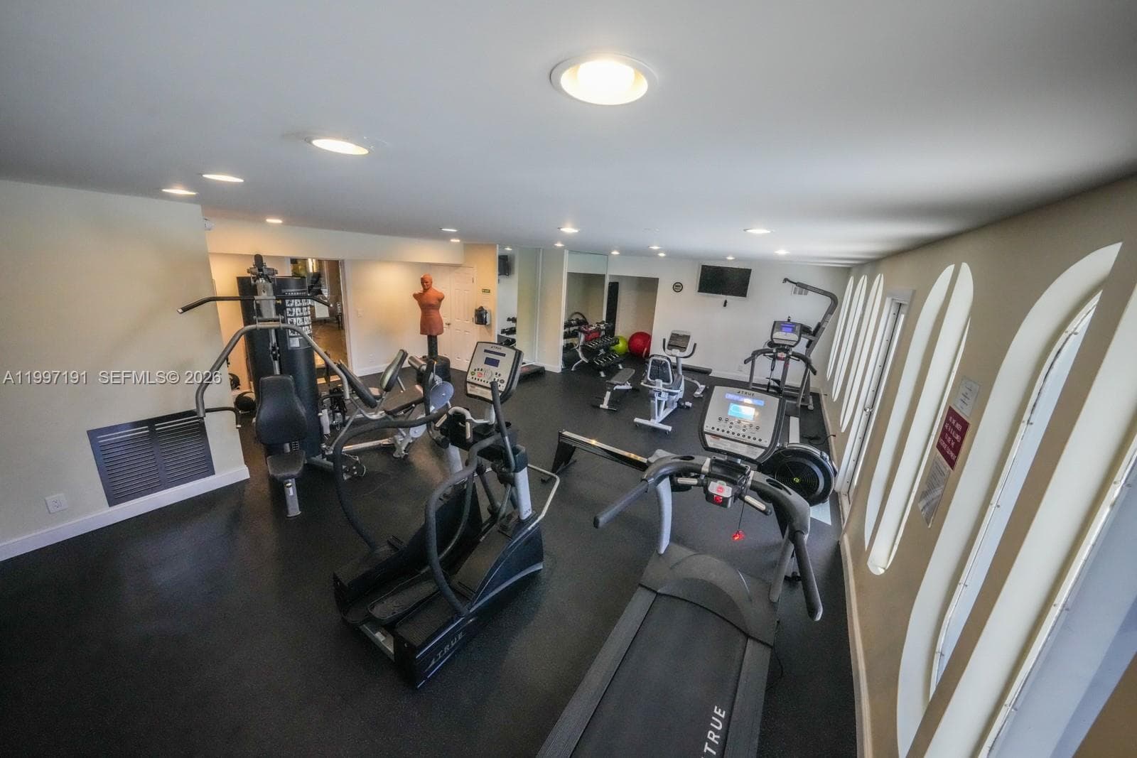 200 Diplomat Pkwy 827 photo 13
