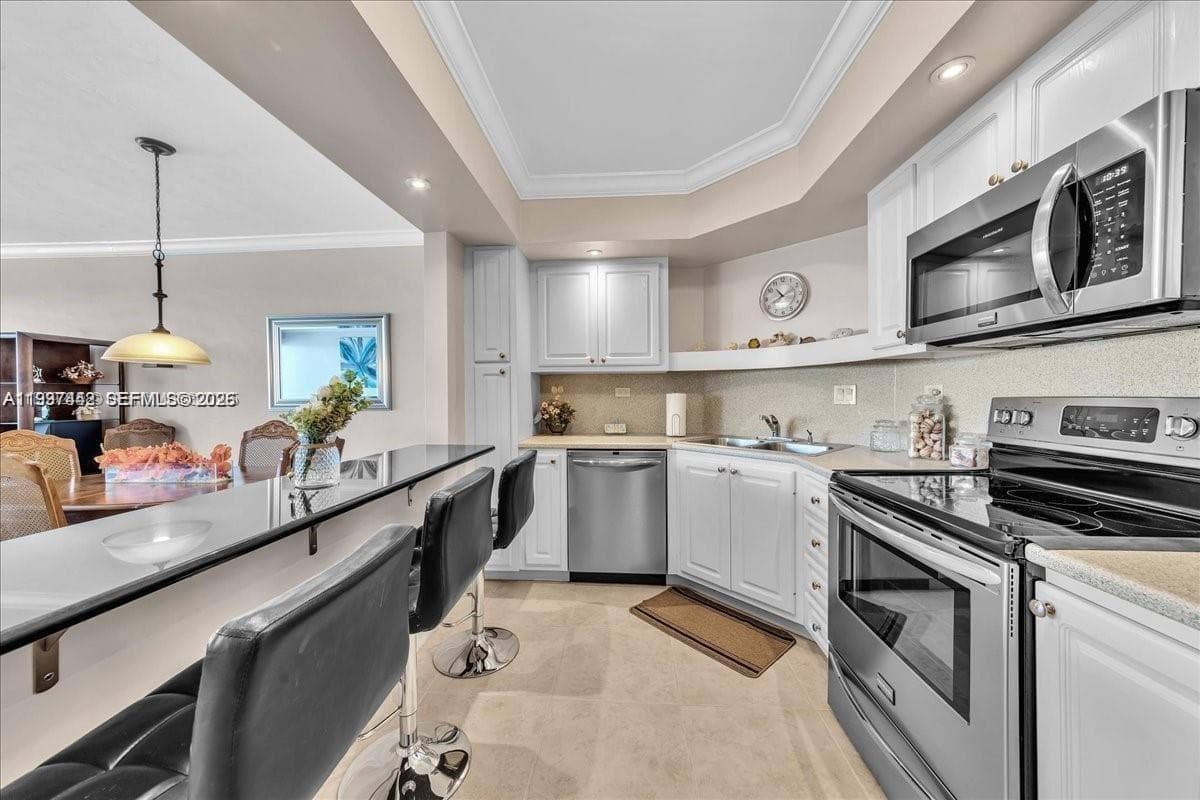 3111 Ocean Dr 904 photo 2