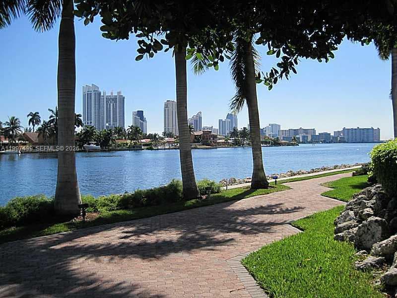 3600 MYSTIC POINTE DR 1504 photo 5