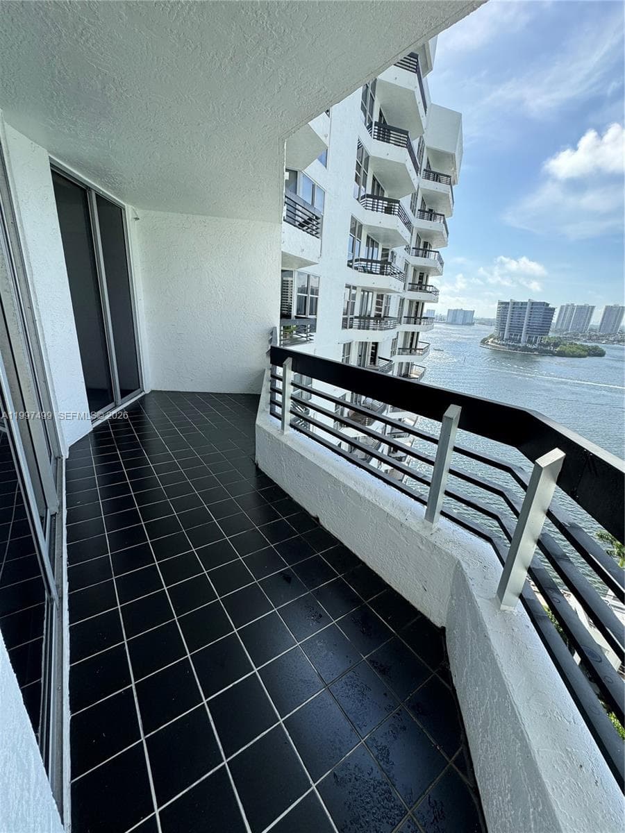 3600 MYSTIC POINTE DR 1504 photo 14