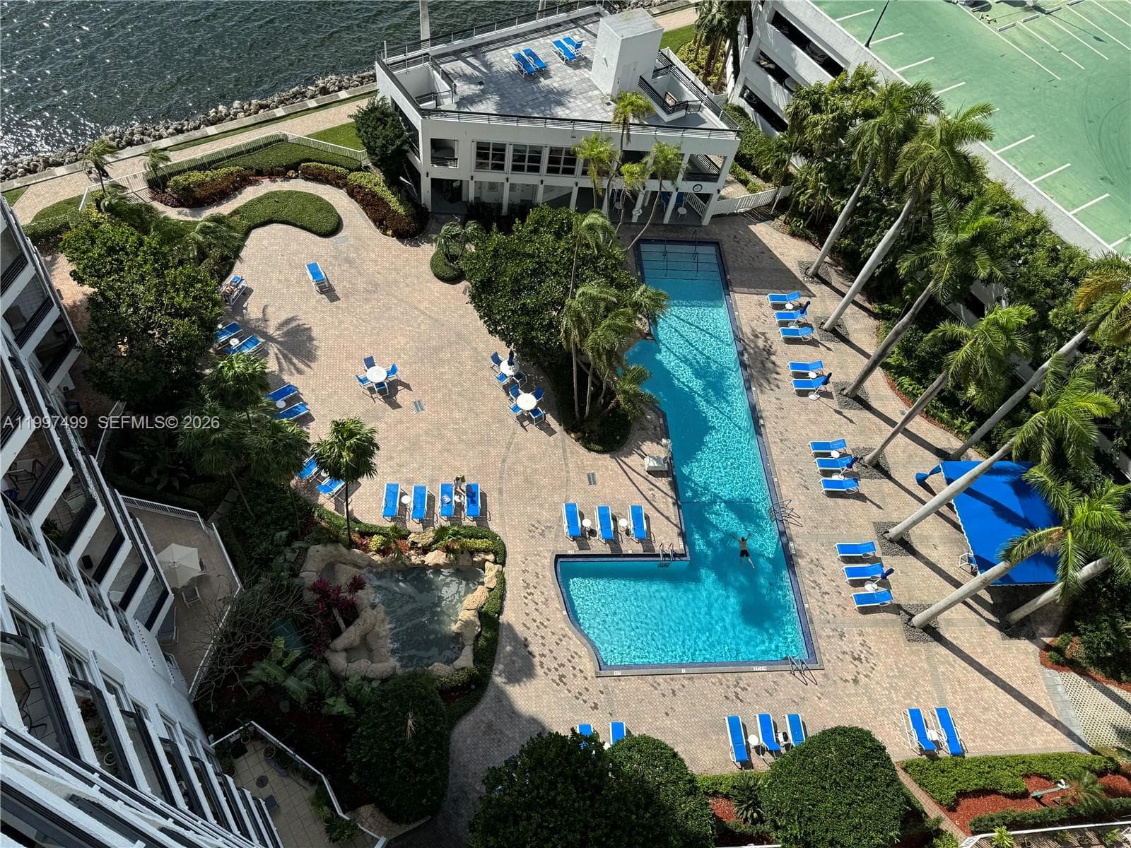 3600 MYSTIC POINTE DR 1504 photo 8