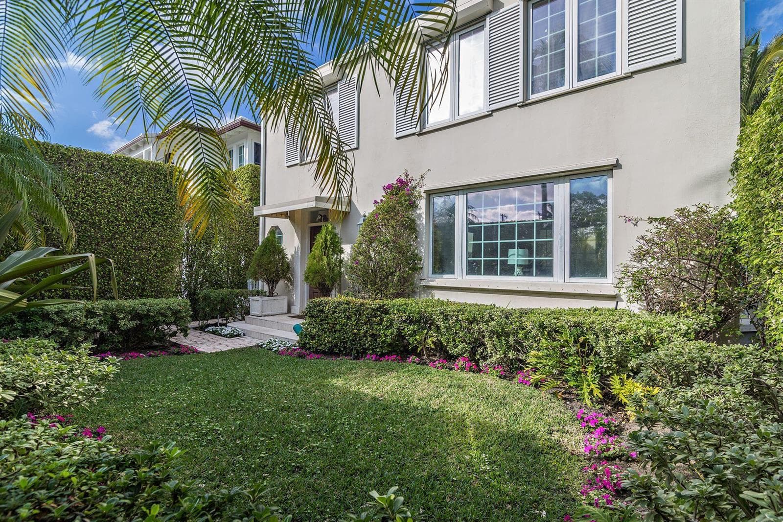 155 Peruvian Avenue photo 2