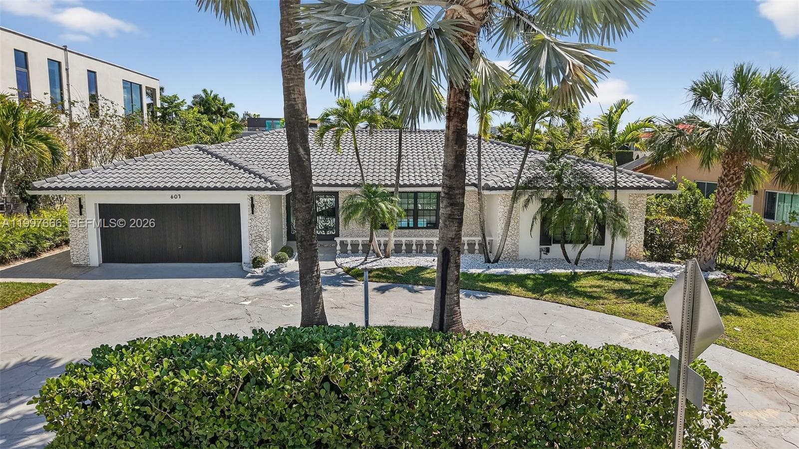 607 Layne Blvd photo 2