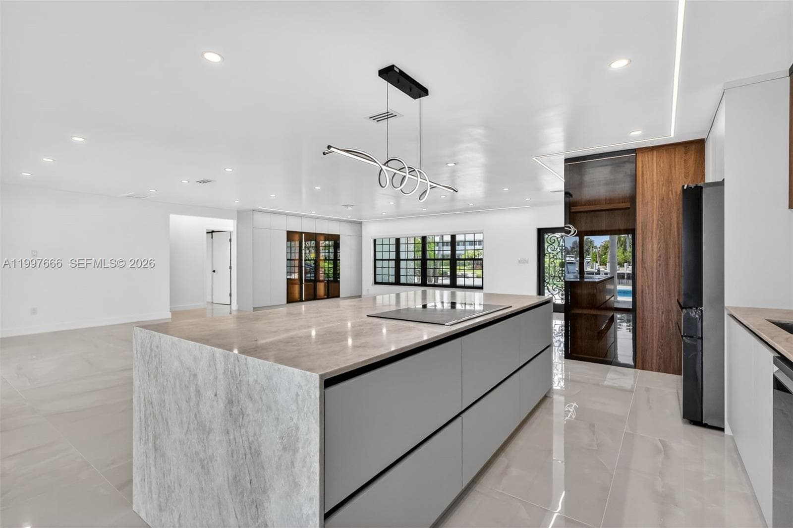 607 Layne Blvd photo 13