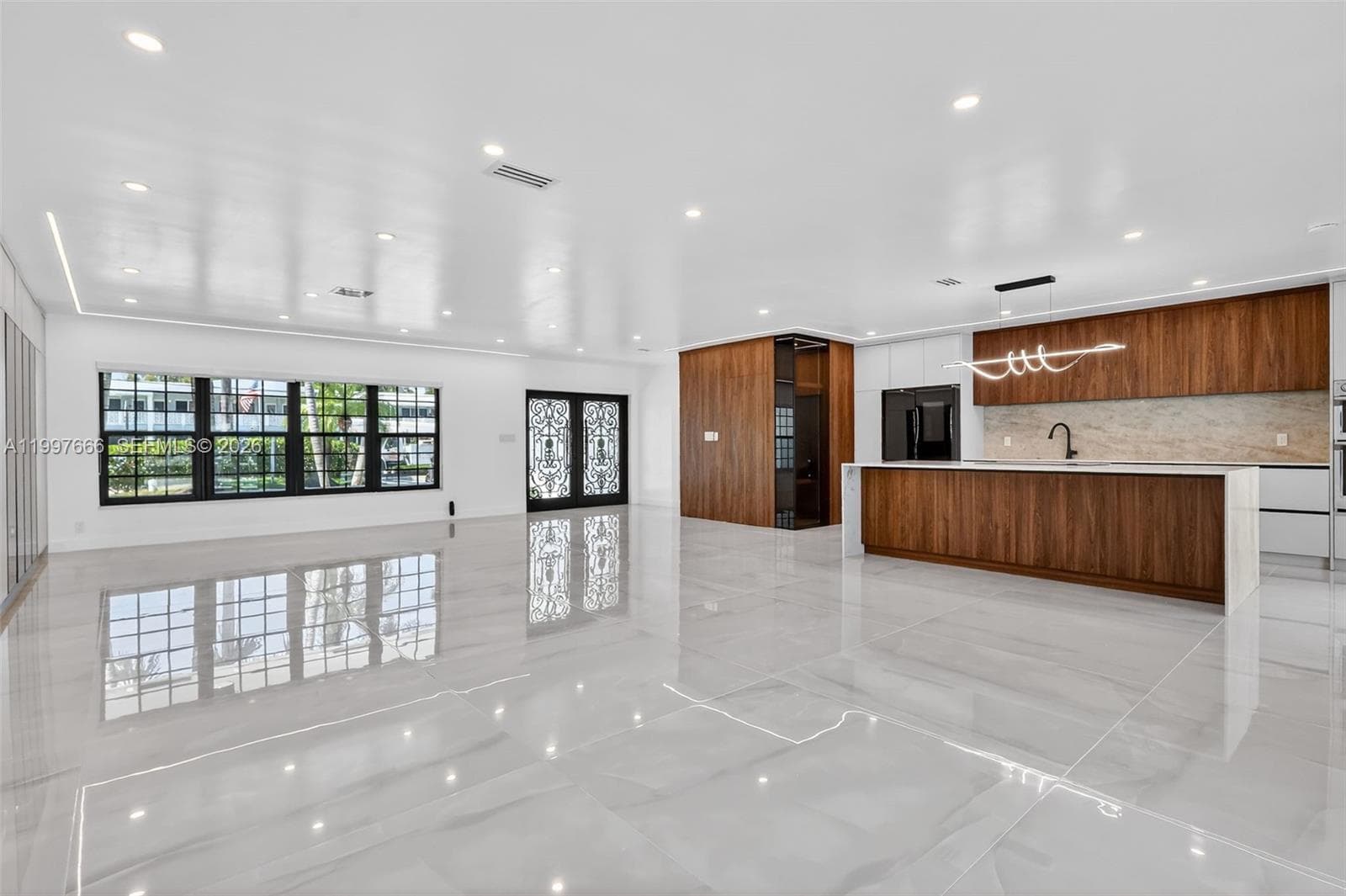 607 Layne Blvd photo 5