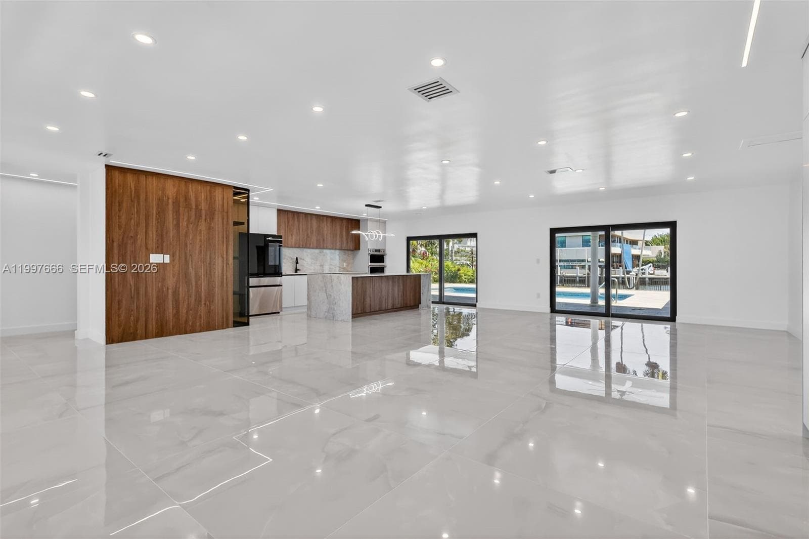 607 Layne Blvd photo 4