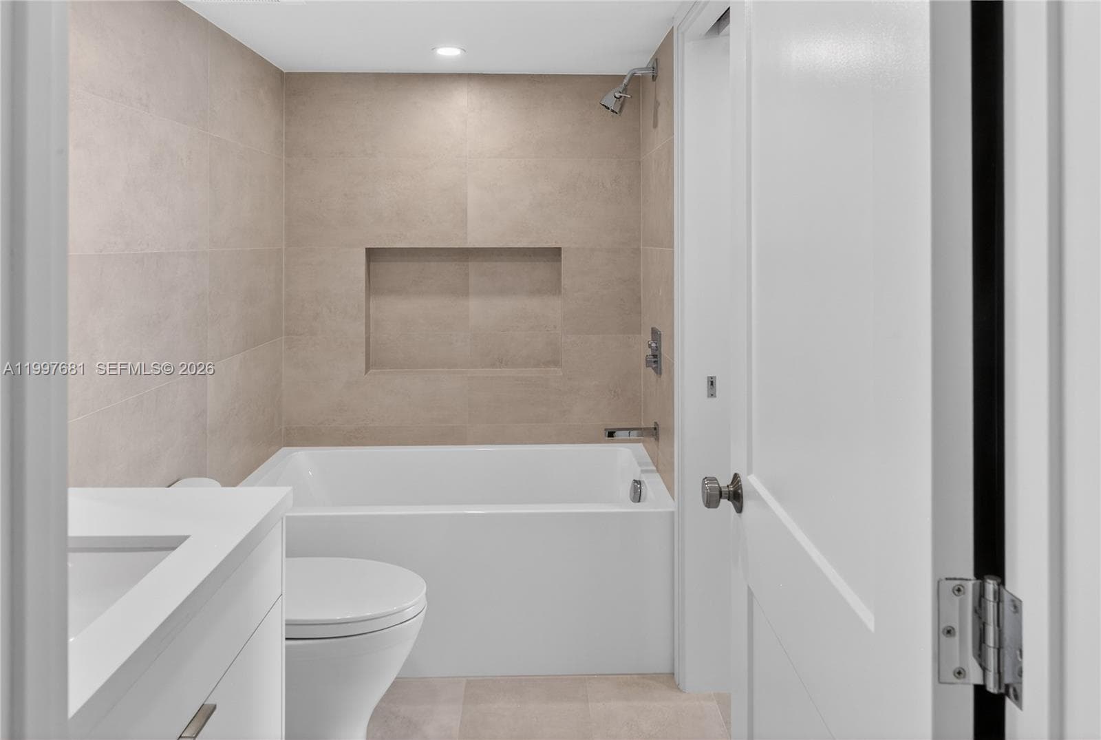 7601 Treasure Dr 2319 photo 10