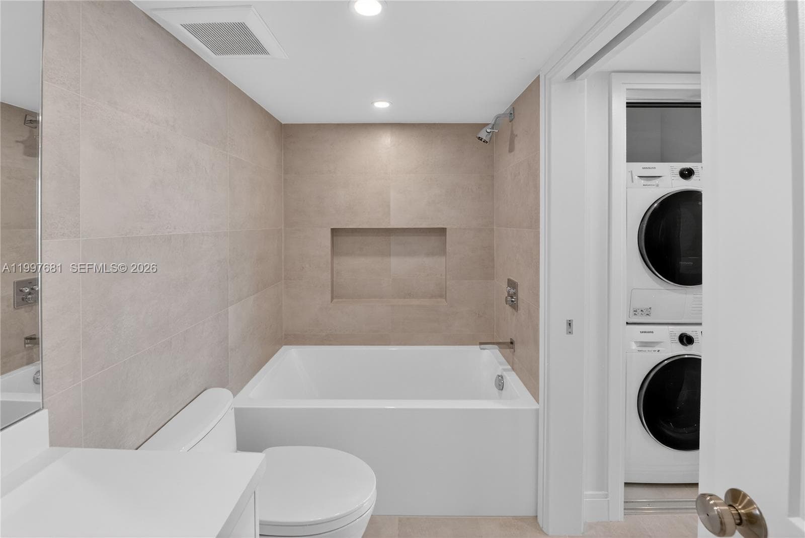 7601 Treasure Dr 2319 photo 11