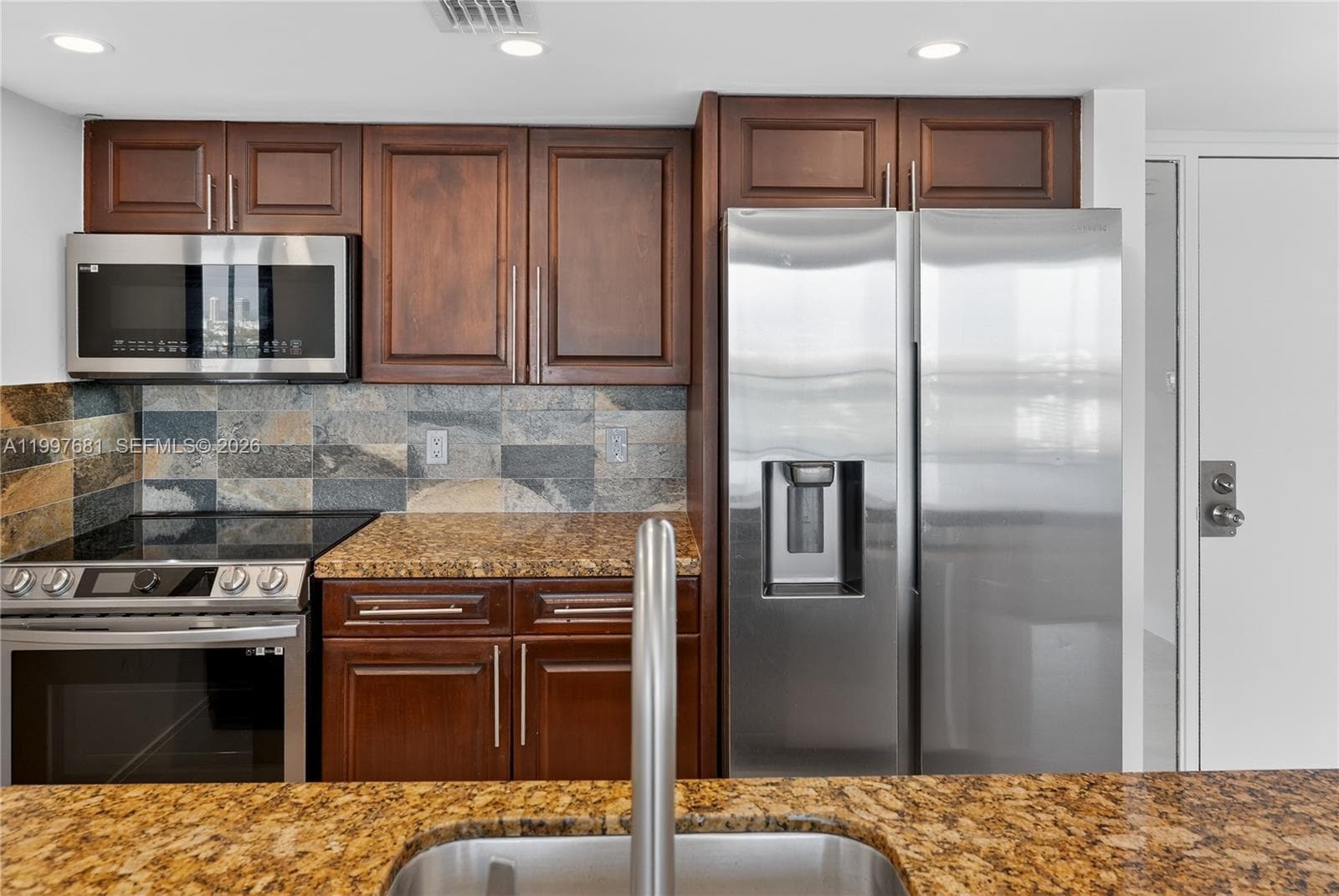 7601 Treasure Dr 2319 photo 8