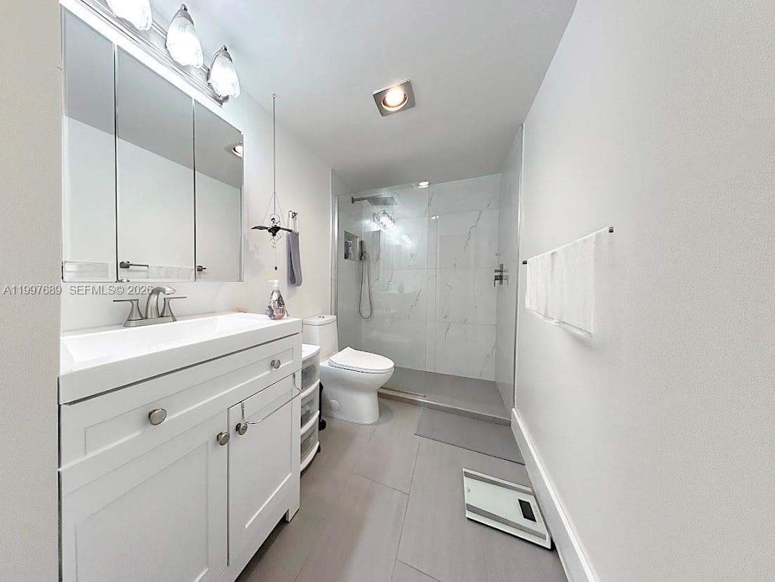 1400 54th St 306 photo 7