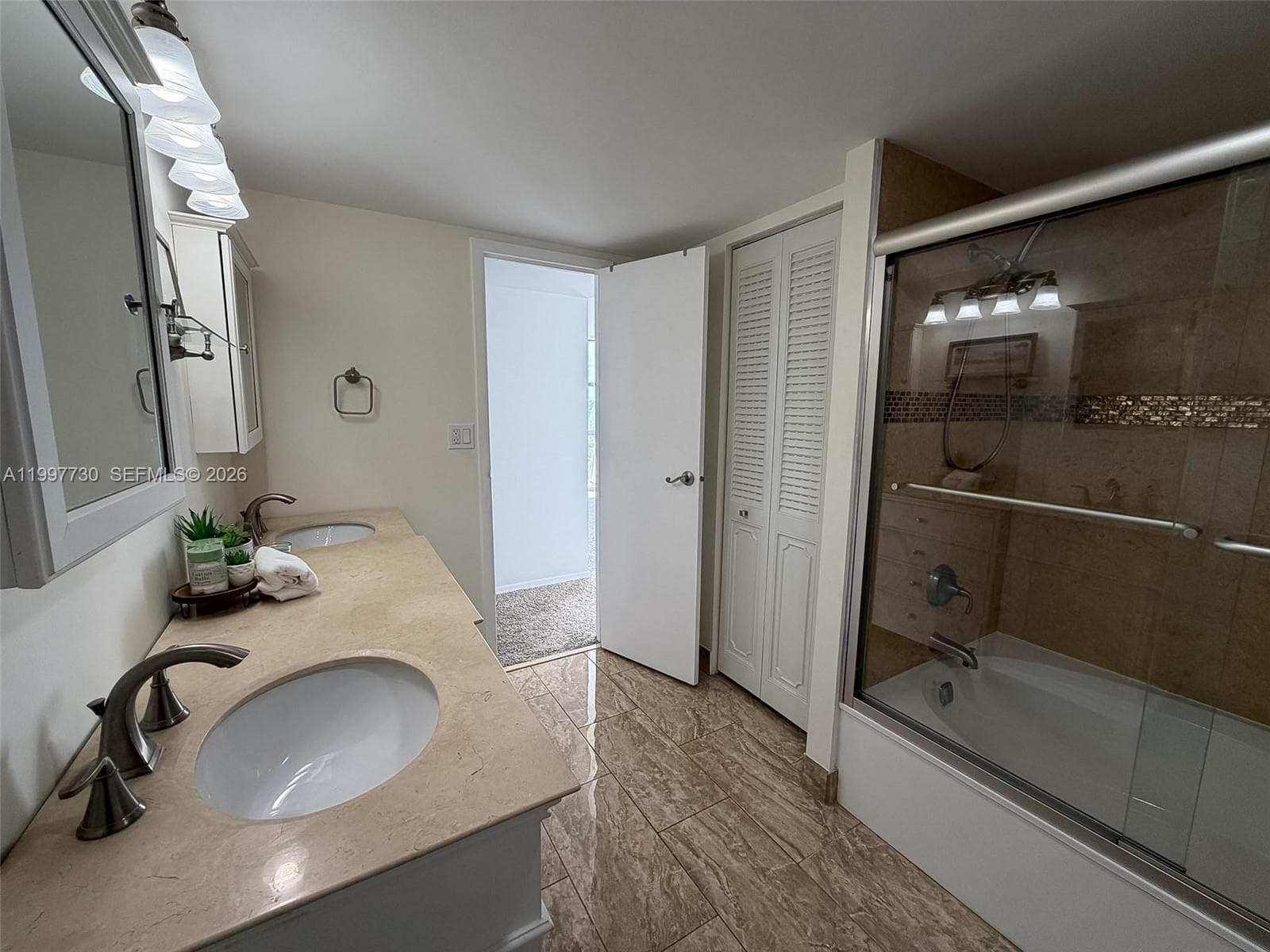 1000 Parkview Dr 531 photo 21