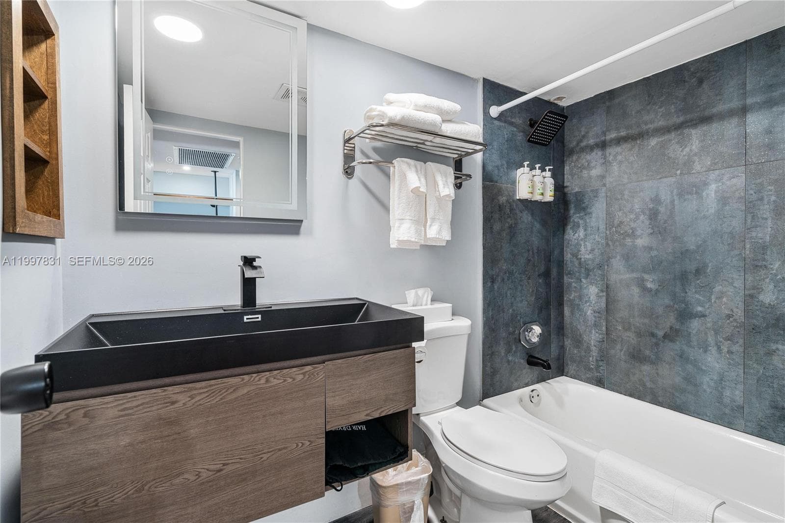 19201 Collins Ave 324 photo 4