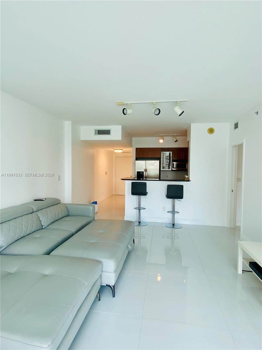 325 Biscayne Blvd 717 photo 2