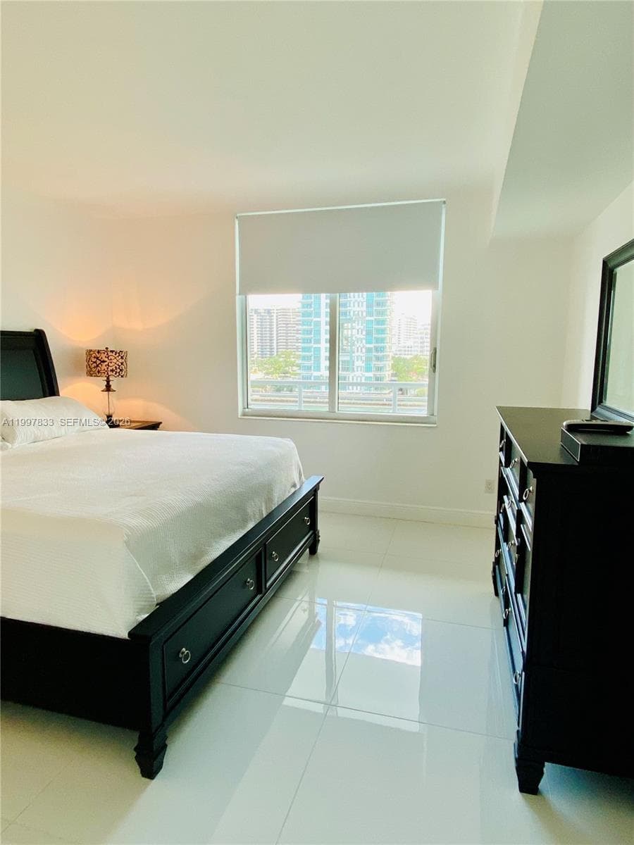 325 Biscayne Blvd 717 photo 11