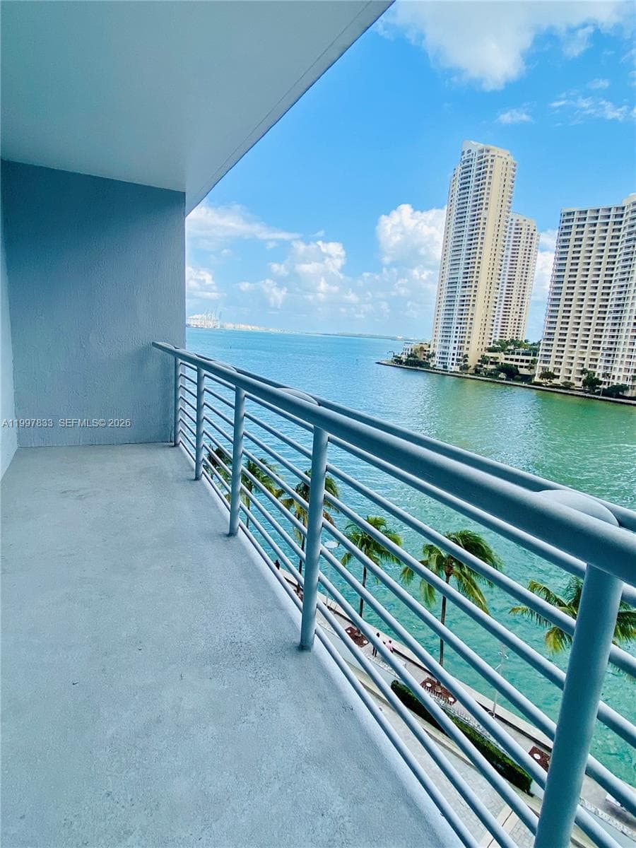 325 Biscayne Blvd 717 photo 4