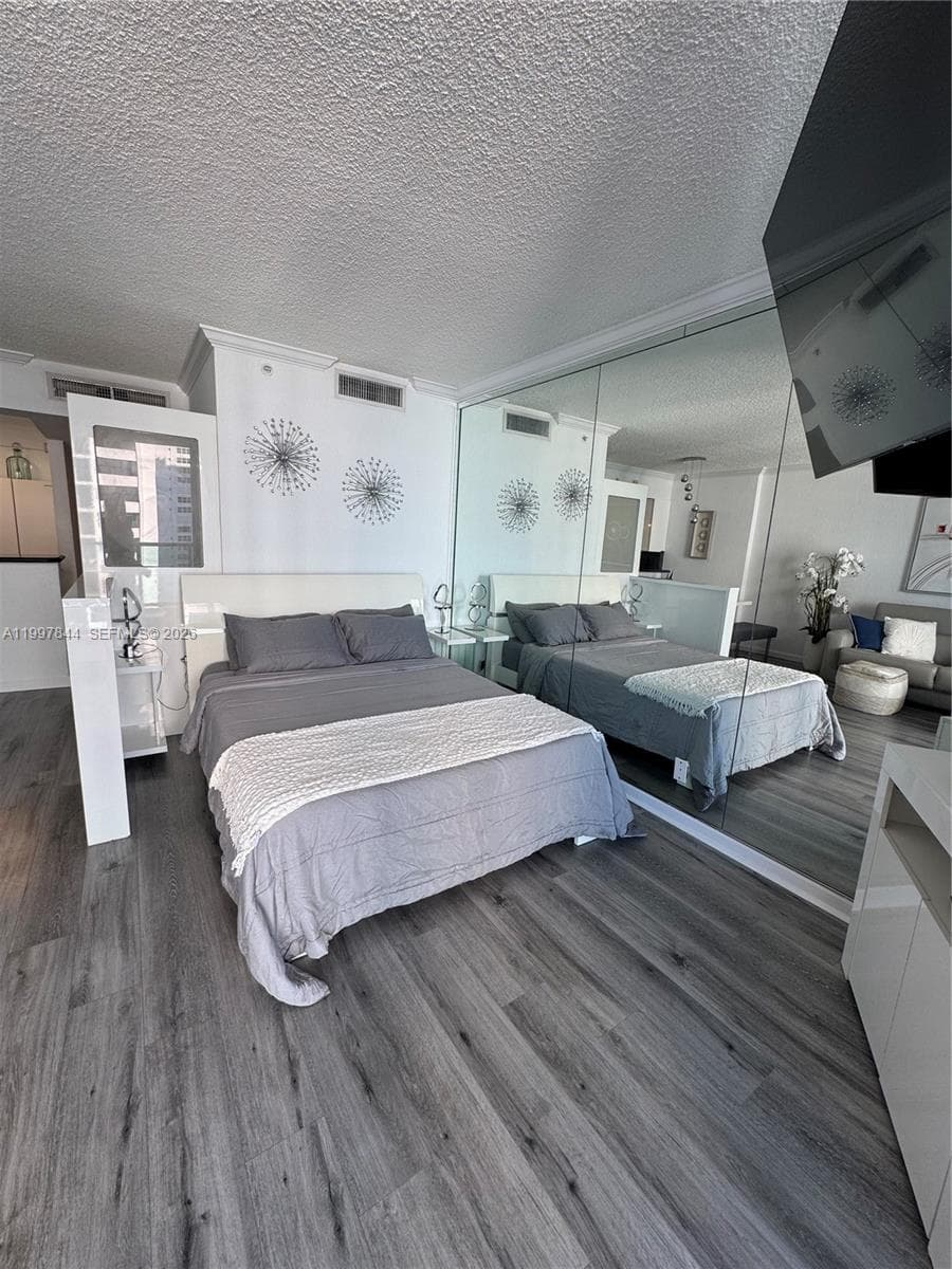 2501 Ocean Dr 1105 photo 6