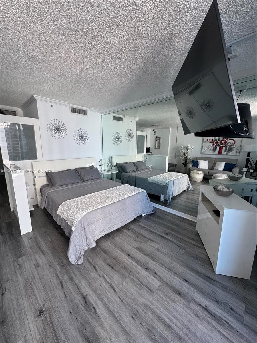 2501 Ocean Dr 1105 photo 8